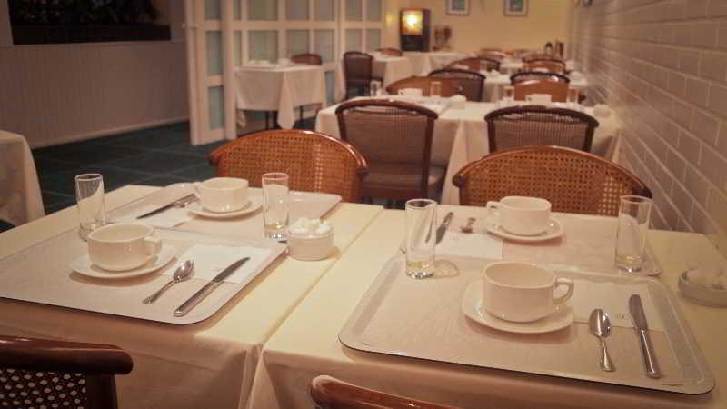 Brit Hotel Les Voyageurs Loudéac Екстериор снимка