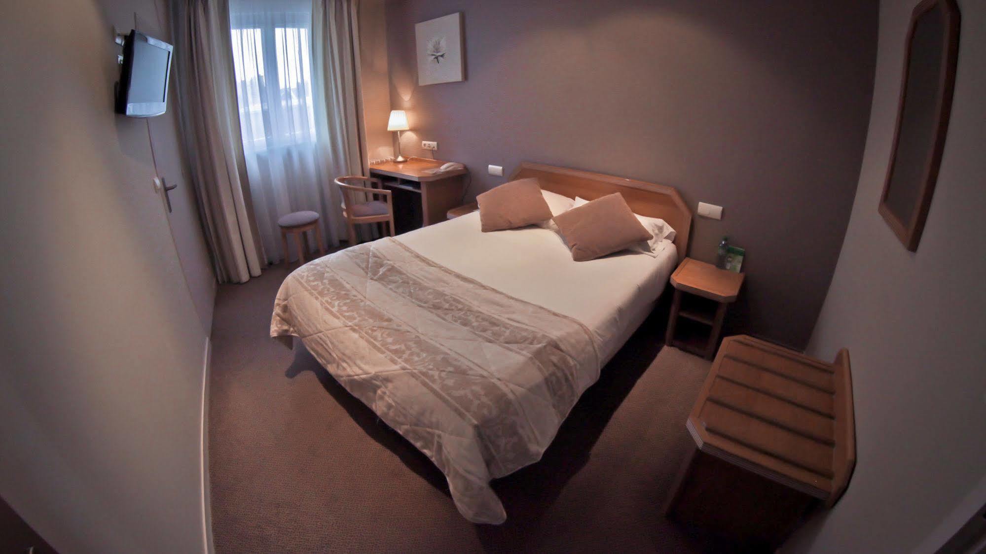 Brit Hotel Les Voyageurs Loudéac Екстериор снимка