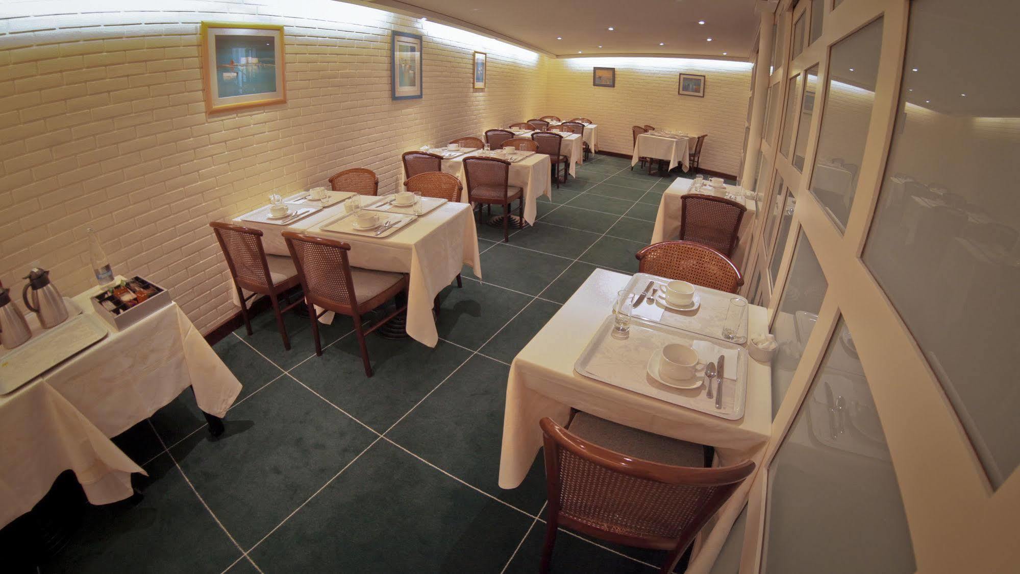 Brit Hotel Les Voyageurs Loudéac Екстериор снимка