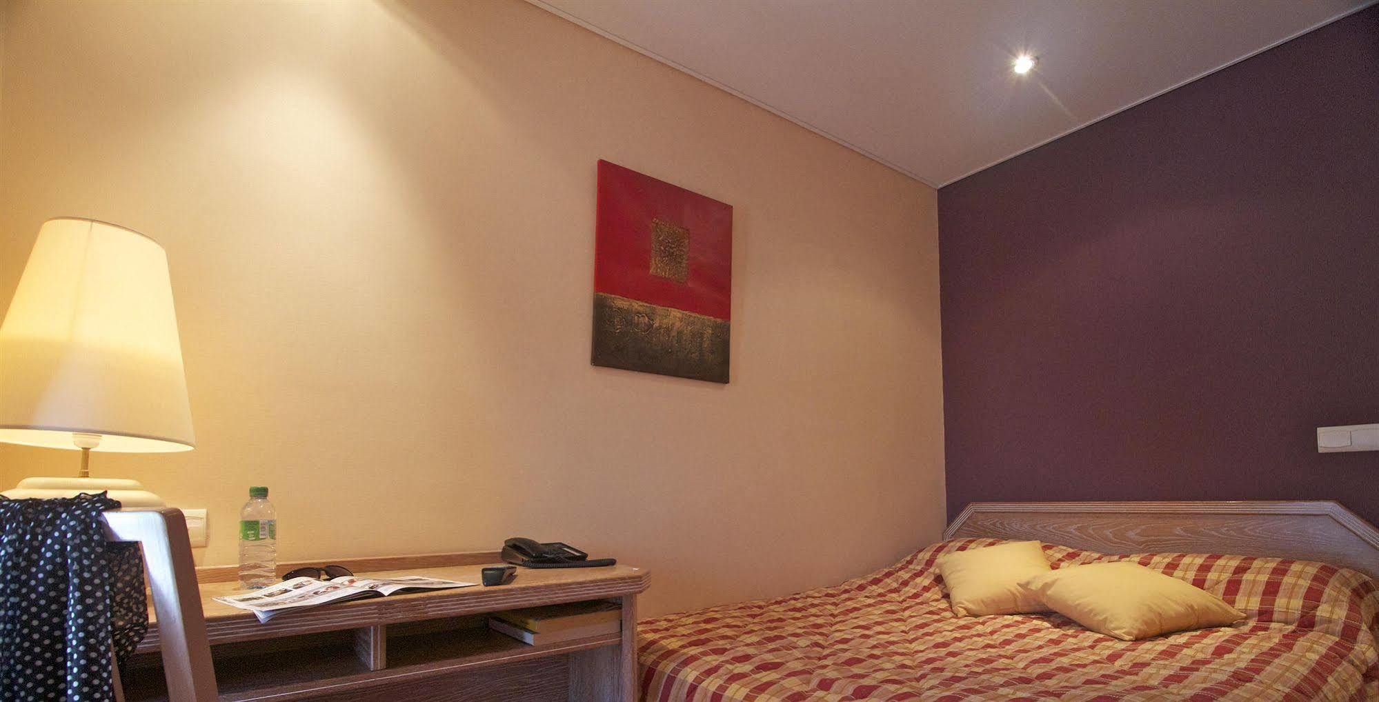 Brit Hotel Les Voyageurs Loudéac Екстериор снимка